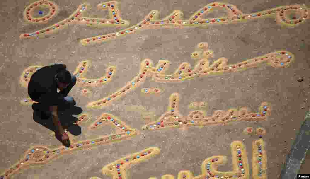 На постерах написано &quot;Революция продолжается. За свободный Египет! Военные рулят&quot;