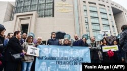 Стамбулдагы сот имаратынын сыртына чогулгандар "Укук коргоочуларды бошоткула” деген жазууну кармап турушту.