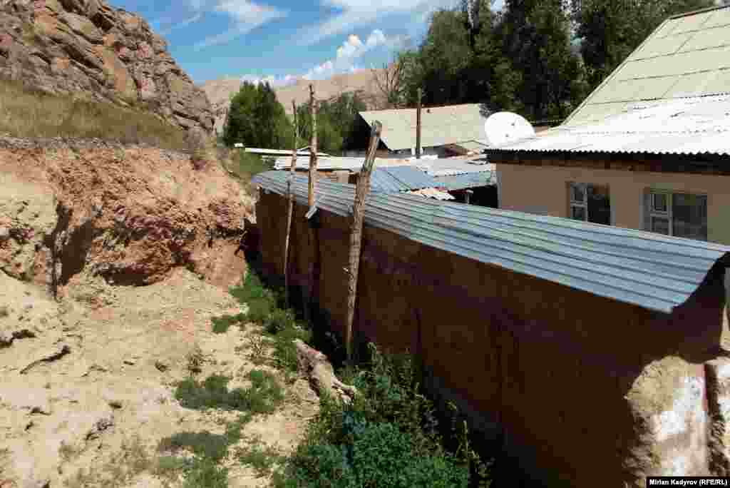 Чоң алыш көчөсүндө жайгашкан үч үй-бүлөнү тамыңарга таш кулайт көчкүлө деп шаардык мэрия небак эле эскерткени менен алар &nbsp;кырсыкка кабылсак, өзүбүз жоопкербиз деп кол коюп беришкенин айтышат.