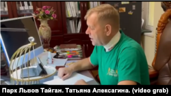 Власник приватних зоопарків у Криму Олег Зубков із забинтованою шиєю після нападу лева спілкується з журналістами. Крим, парк левів «Тайган», серпень 2025 року