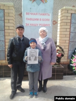 Ринат Мәмәтов беренче хатыны һәм улы Рөстәм белән (архив фотосы)