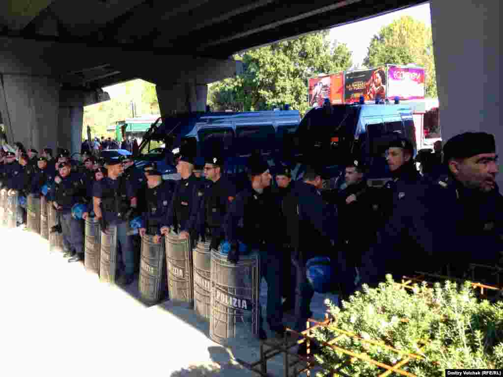 Полиция защищает фестивальный центр от демонстрантов, выступающих в защиту нелегальной иммиграции