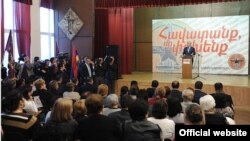 Лидер Республиканской партии Армении, президент Серж Саргсян обращается к избирателям в общине Давидашен г. Еревана, 28 апреля 2012 г.