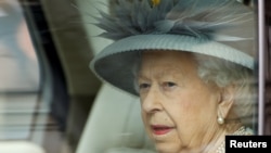 Елизавета Экинчи парламентке келе жатат