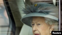 Титул від Єлизавети II отримав професор Оксфордського університету Ендрю Поллард. Крім того, відзначені дві жінки – наукова співробітниця Сара Ґілберт і керівниця робочої групи з вакцин Кейт Бінгем