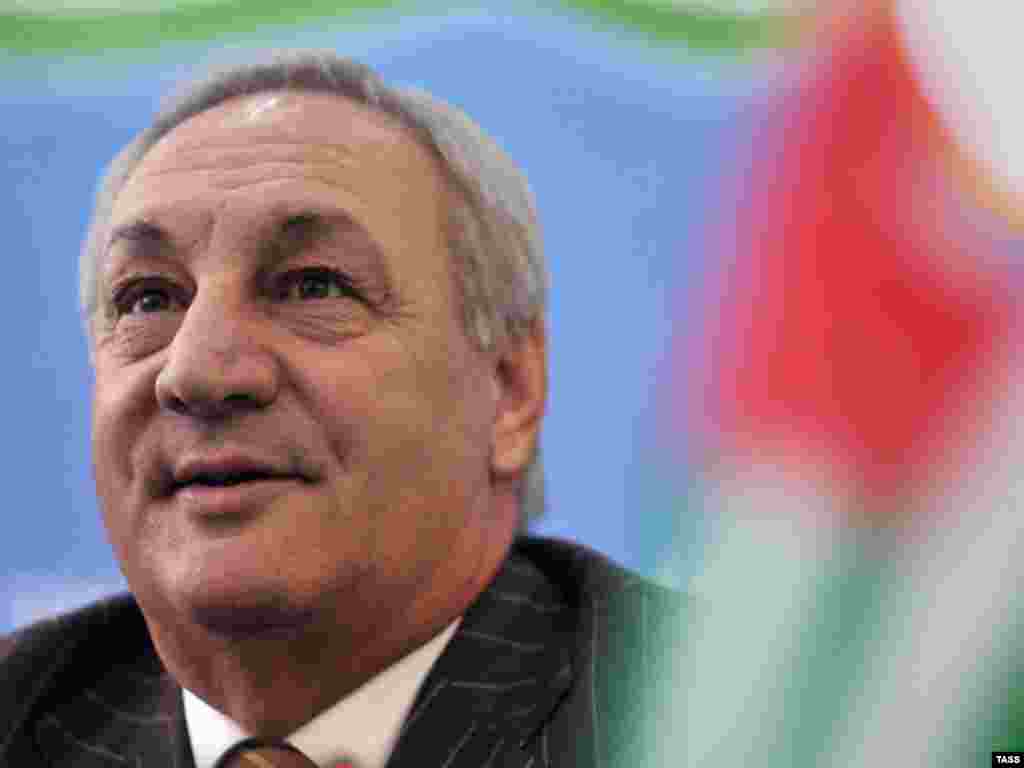 Сергей Багапш Сухуми шаарындагы маалымат жыйынында. 2009-жылдын 13-декабры.