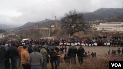 Вот уже неделя, как в поселке Казрети остановилась жизнь. Закрыты магазины и объекты питания, не работают школы и детские сады, в медицинских учреждениях несет дежурство минимальное количество сотрудников. Большинство жителей поселка едва ли не круглосуточно находятся возле административного здания золотодобывающей компании RMG Gold