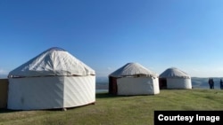 Өзгөн районунун Кызыл-Октябрь айылынын тургундары 22-апрелде да нааразылык акциясынын алкагында үч боз үй тигишти. Өзгөн, Ош, Кыргызстан.