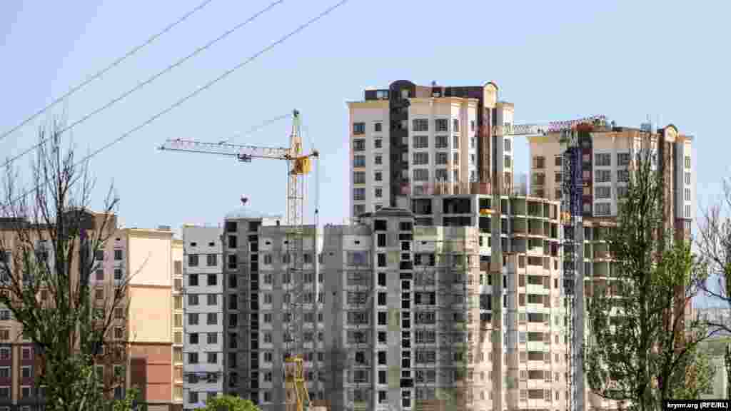 Kezlev şossesindeki «Meganom» ticaret merkeziniñ artında faal surette mesken kompleksi qurula