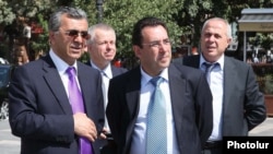 Министр транспорта Армении Манук Варданян (слева) со своим богларским коллегой Александром Цветковым. Ереван, 9 сентября 2010 г.