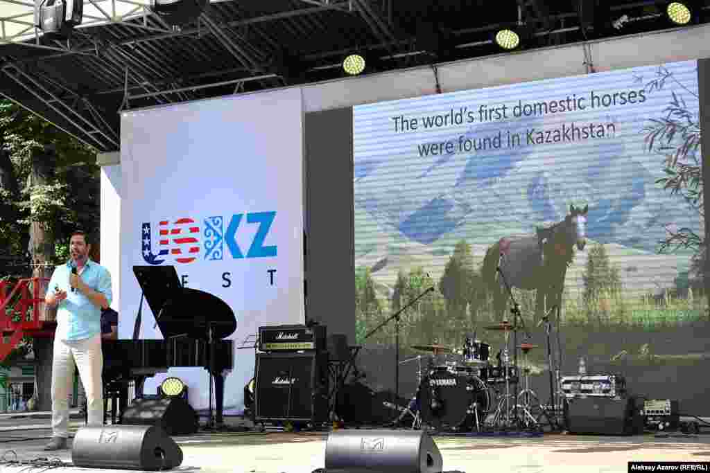 О своем опыте, своих впечатлениях пребывания в другой стране делились не только выпускники американских учебных заведений, но и американцы, работающие в Казахстане. Например, об этом рассказала американская поэтесса Мишель Браун, один семестр проработавшая на филологическом факультете университета в Алматы. Профессор-археолог Вашингтонского университета Майкл Фрачетти (на фото) рассказал об участии американских археологов в исследованиях в Казахстане. Например, его соотечественница Сандра Олсен нашла здесь останки лошади, которые предположительно доказывают, что раньше всего лошадь одомашнили в Казахстане. Она же установила, что кумыс пили еще пять тысяч лет назад. Сам Майкл 19 лет участвует в раскопках совместно с казахстанскими археологами. Ему с местными коллегами удалось установить, что древние кочевники занимались и земледелием.