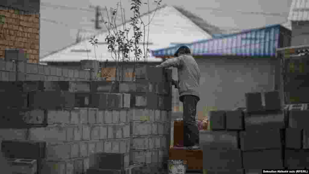 Суукка карабай курулушту уланткан усталар.&nbsp; &nbsp;