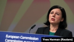 Віцепрезидентка Єврокомісії Векра Йоурова в інтерв’ю Радіо Свобода сказала, що зараз «виробники (дезінформації) не платять за це жодної ціни»