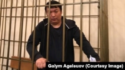 Казахстанский оппозиционный активист и блогер Муратбек Тунгишбаев в зарешеченной клетке в Первомайском районном суде Бишкека на этом фото, снятом правозащитным активистом Галымом Агелеуовым. Бишкек, 28 мая 2018 года.