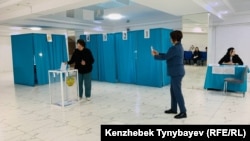 Процесс голосования на референдуме в Алматы. 6 октября 2024 года