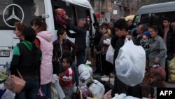 Armenia - Karabakh refugees board a bus near a Red Cross registration center in Goris, September 27, 2023.