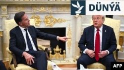 ABŞ prezidenti Donald Tramp Ak tamda NATO-nyň baş sekretary Mark Rutte (çepde) bilen duşuşýar. 14-nji iýul, 2025 ý. Waşington. ABŞ