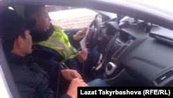 Кыргыз айдоочусу жана полиция кызматкери (Орусия)