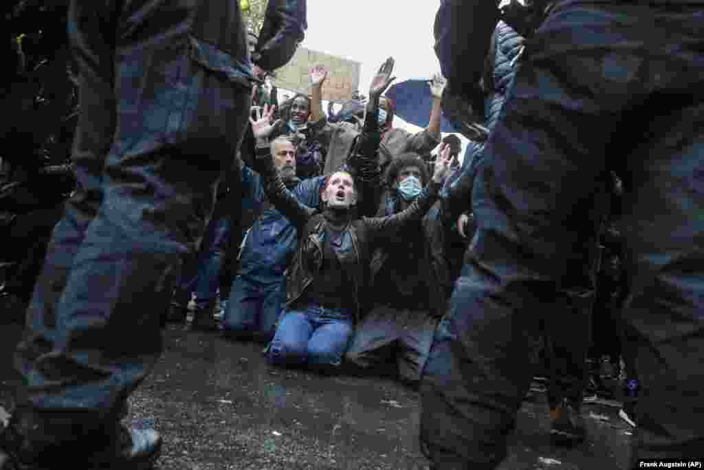Демонстранти, опустившись на коліна, закликають поліцію не вдаватися до насилля. Після сутичок у Лондоні під час маршу Black Lives Matter. Велика Британія, 6 червня 2020 року