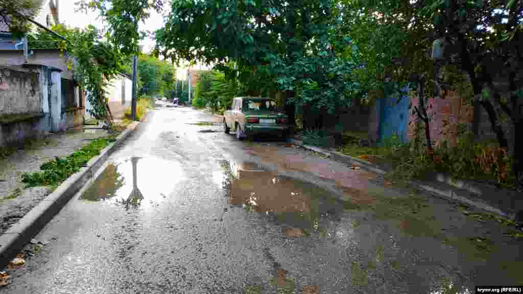 Калюжі на вулиці Цілинній