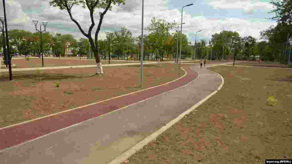 Велосипедна доріжка в парку імені Миколи Музики. Велосипедистів на цій доріжці не видно. Однак її успішно використовують маленькі діти та їхні мами для малювання на асфальті й прогулянок