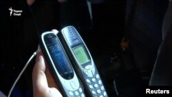 Вместо смартфонов предпринимателям раздают старые телефоны без функции доступа в Сеть.
