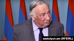 Ֆրանսիայի Սենատի նախագահ Ժերար Լարշեն Երևանում զրուցում է լրագրողների հետ, 24-ը ապրիլի, 2021թ.