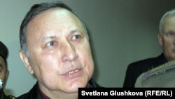 Серик Баймаганбетов, бывший председатель комитета таможенного контроля, в зале суда. Астана, 19 сентября 2012 года.