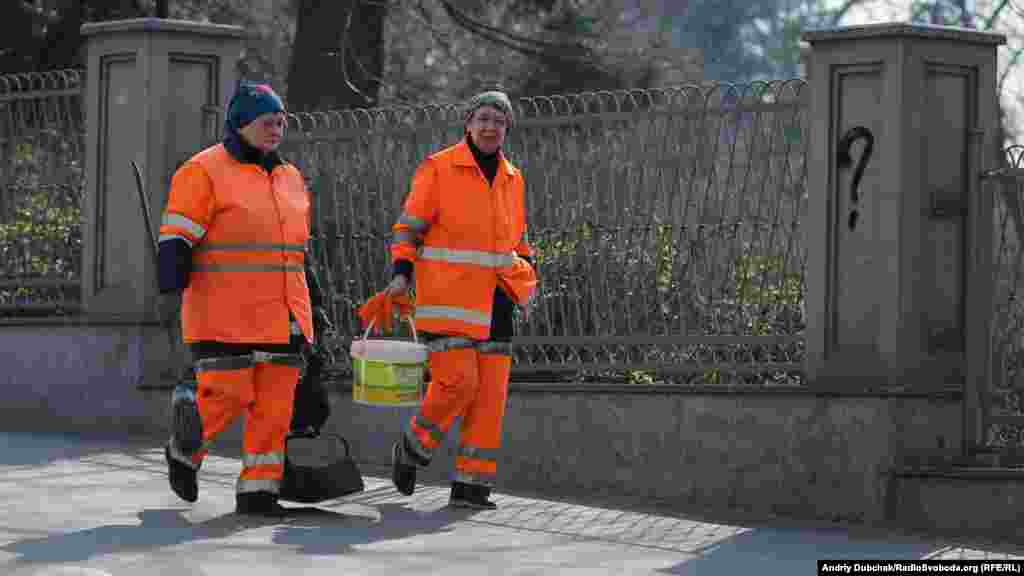 Комунальні служби міста теж перебувають у режимі підвищеного навантаження. На фото: працівниці комунальних служб неподалік станції метро Університет