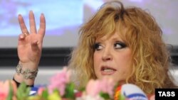 СССРдин эл артисти Алла Пугачева коштошууга арналган ыр турнесин Бишкекте да өткөрөт.