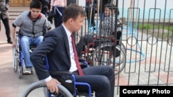 Сотрудники акимата Западно-Казахстанской области проехались в инвалидных колясках, чтобы проверить доступность общественных мест для людей с ограниченными возможностями.   