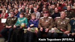 Крайний слева (в погонах) Владимир Шихотов, называющий себя атаманом "Союза казаков Семиречья". Алматы, 3 ноября  2015 года. 