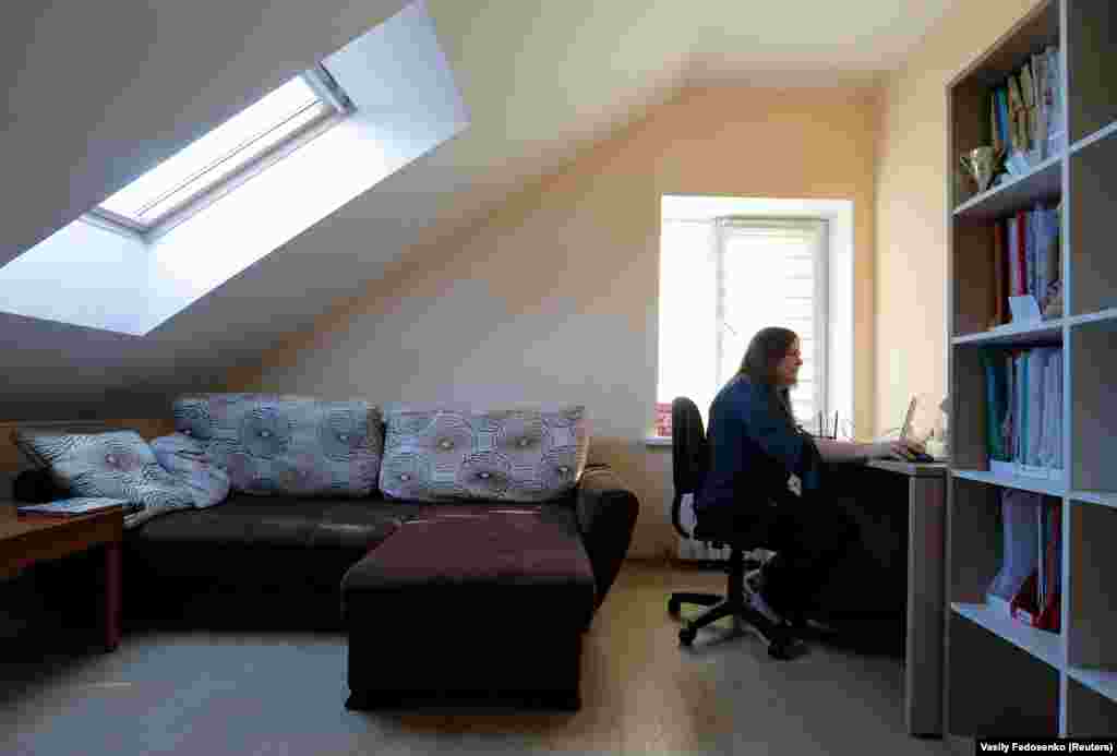 Беларустун&nbsp;Колодищи айылында&nbsp;Евгения Гущина өз үйүнөн онлайн сабак өтүп жатат.&nbsp; 