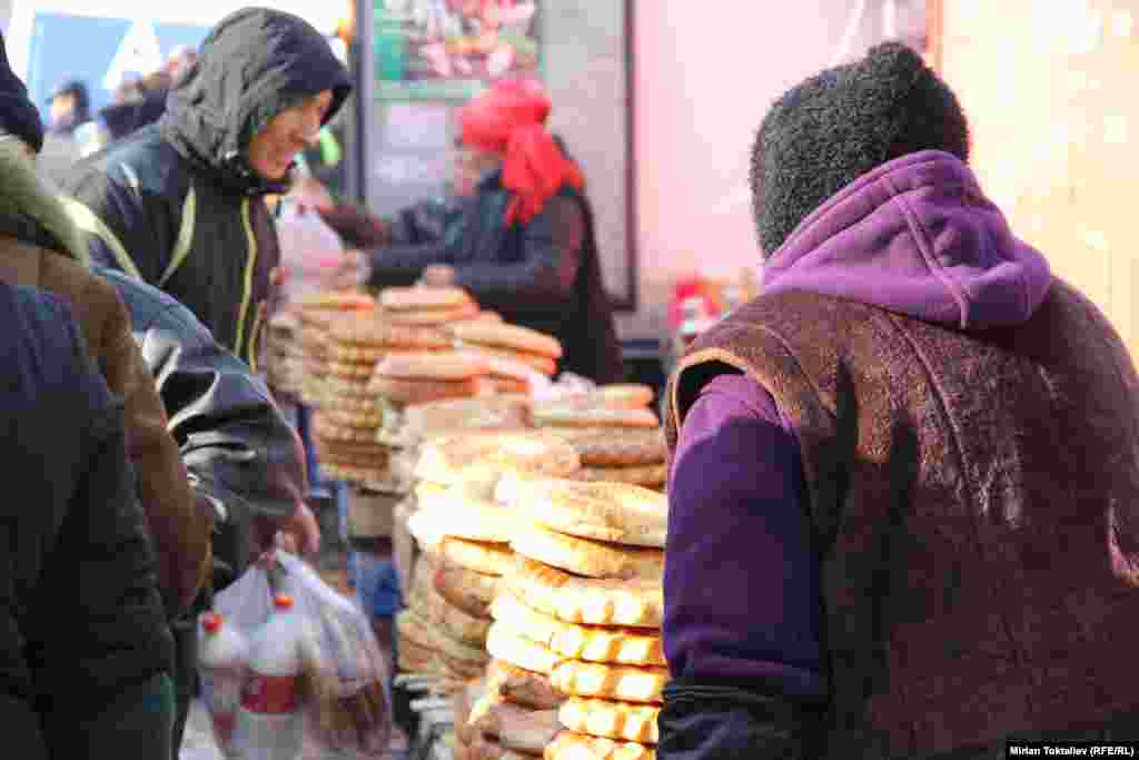 Пияз менен, май менен, зире менен айтор, нандын бардык түрүн базардан табасың. 