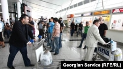 Эксперты по вопросам миграции говорят и об обратной тенденции: те, кому не удалось устроиться на хорошую работу в Европе, часто возвращаются в Грузию, но, столкнувшись здесь с безработицей, стремятся вновь вернуться в европейские страны