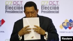 Уга Чавэс 10 кастрычніка цалуе пасьведчаньне аб пераабраньні на чарговы тэрмін.