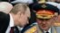 Президент Росії Володимир Путін (ліворуч) і міністр оборони Сергій Шойгу, 27 липня 2014 року