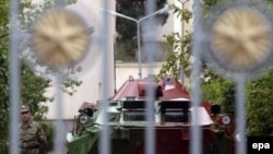 За оградой здания ГРВЗ в понедельник