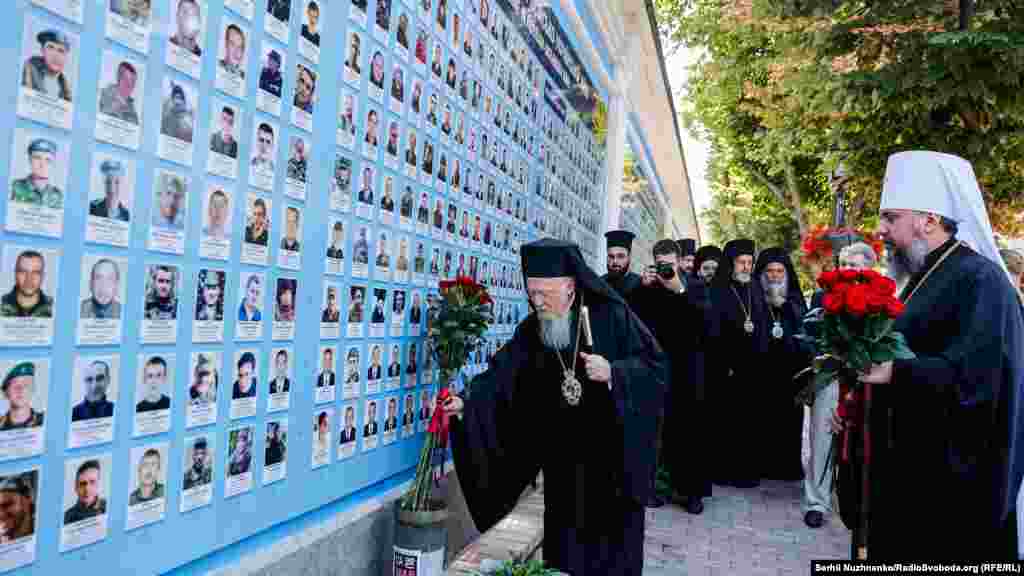 Вселенський патріарх Варфоломій (праворуч) і глава Православної церкви України (ПЦУ) Епіфаній (ліворуч) під час покладання квітів до &laquo;Стіни пам&rsquo;яті загиблих захисників України&raquo;. Київ, 21 серпня 2021 року. НА ЦЮ Ж ТЕМУ