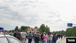 Работники пикалевских заводов освободили трассу, но ситуация в городе по-прежнему вызывает тревогу у властей и экспертов