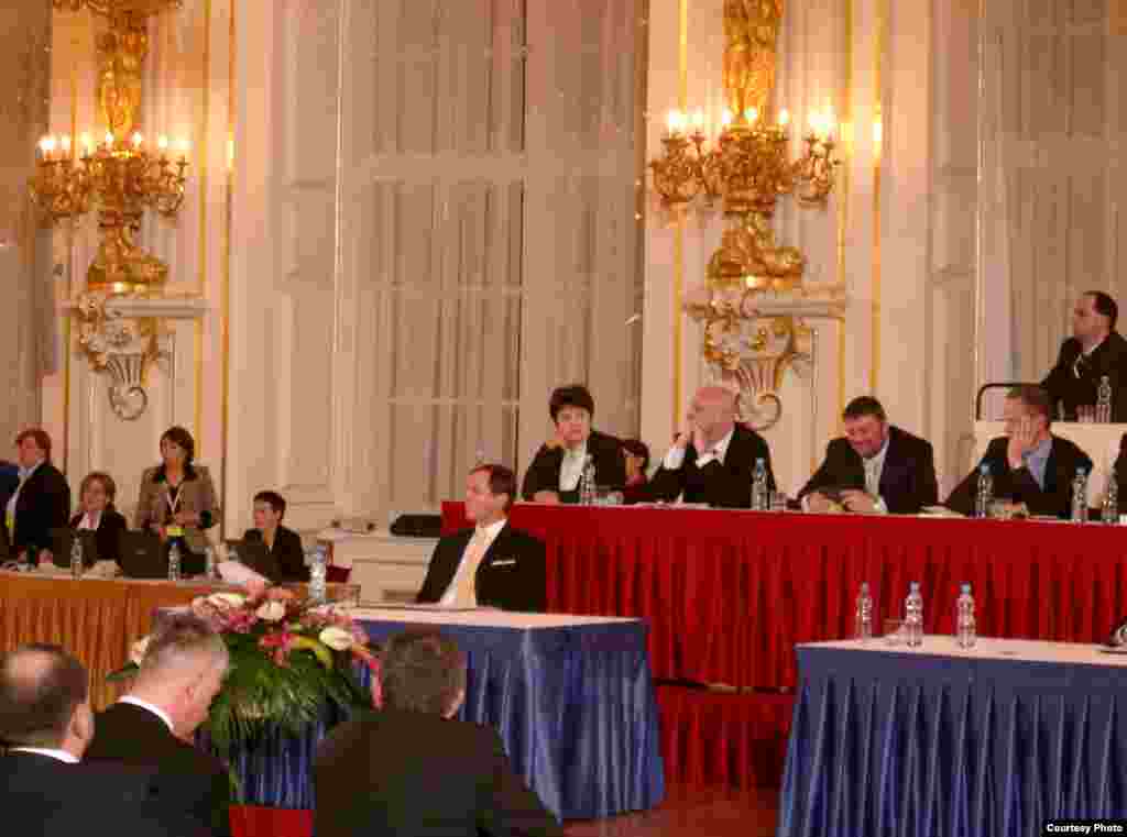 Министр Джамиля Стехликова (в центре во втором ряду) участвует в выборах  президента Чехии. -  Джамиля Стехликова участвует в процессе избрания президента. 