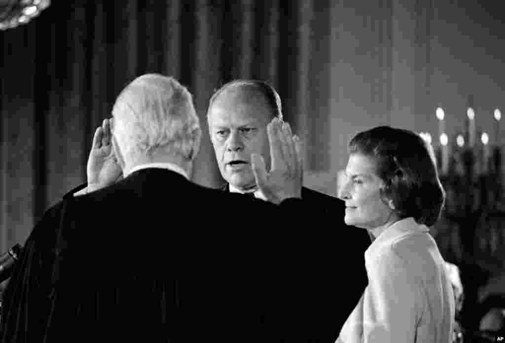 Жеральд Форд АКШнын 38-президенти катары ант берип жатат. (оң жакта аялы Бетти турат). Инаугурация 1974-жылы 9-августта, Никсон отставкага кеткен күнү болгон.&nbsp; &nbsp;