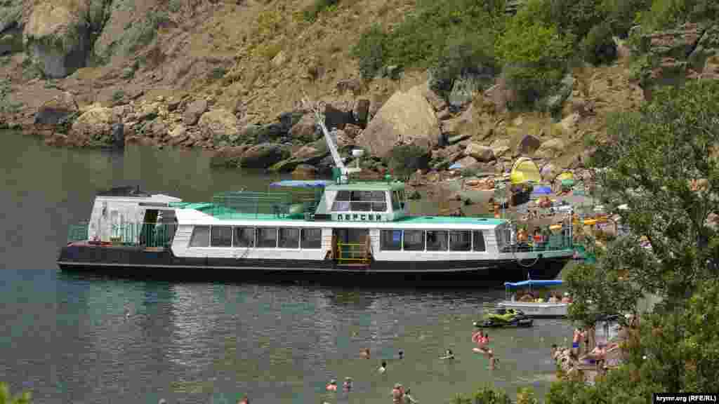 К берегу подошел пассажирский катер до Балаклавы