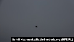 Дрон в небе, иллюстративное фото 