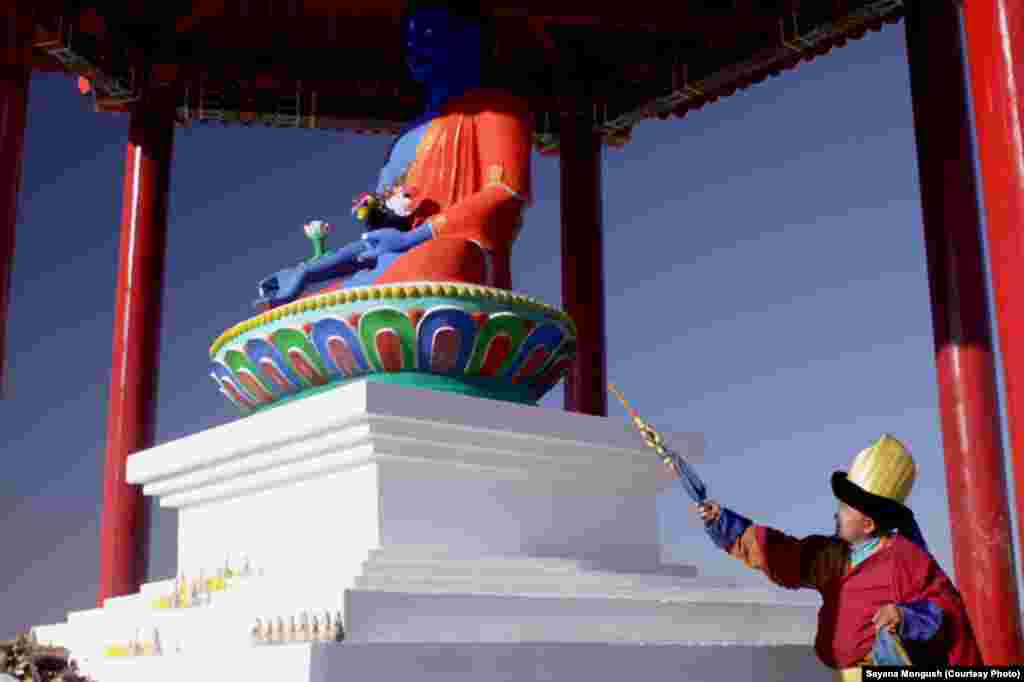 Открытие молельной скульптуры Будды медицины