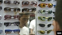 Пиратские очки GUCCI. В 2006 году 7% взрослого населения Великобритании приобрело хотя бы один поддельный предмет роскоши