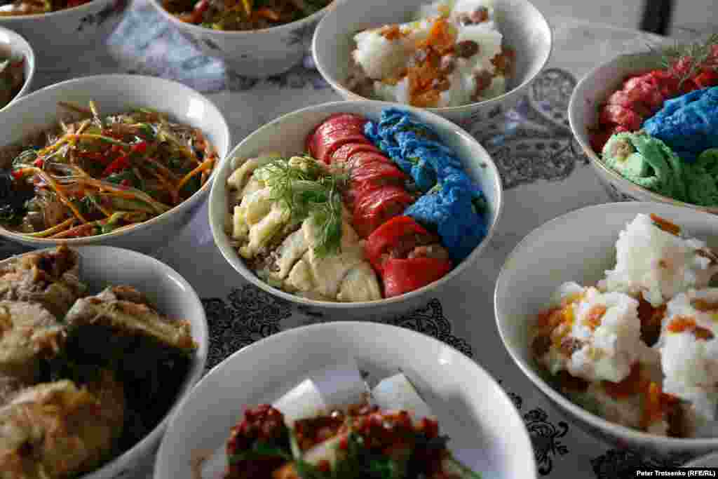 За день до свадьбы в доме жениха отмечали еще один важный для мусульман день &ndash; обрезание маленького Мухаммеда, родного племянника Шафура. В честь этого события готовились традиционные дунганские щи &ndash; кулинарный микс из разнообразнейших блюд дунганской кухни.