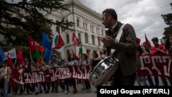 «Нам не страшен дождь, пока мы вместе!» – кричали участники манифестации в честь Международного дня солидарности трудящихся. Намокшие плакаты гласили: «Мы стремимся в Европу», «Защитим права трудящихся, как это делают в демократических странах мира»