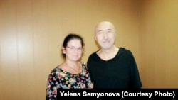 Adam hukuklaryny goraýjy aktiwist Ýelena Semenowa Pawlodar türmesinde saklanýan Aron Atabegiň (sagda) yzyndan barýar. 26-njy iýul, 2019 ý.
