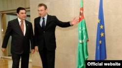 Ýewropa Bileleşiginiň komissary Andris Piebalgs we Türkmenistanyň prezidenti Gurbanguly Berdimuhamedow Brýusselde, 2007-nji ýyl.